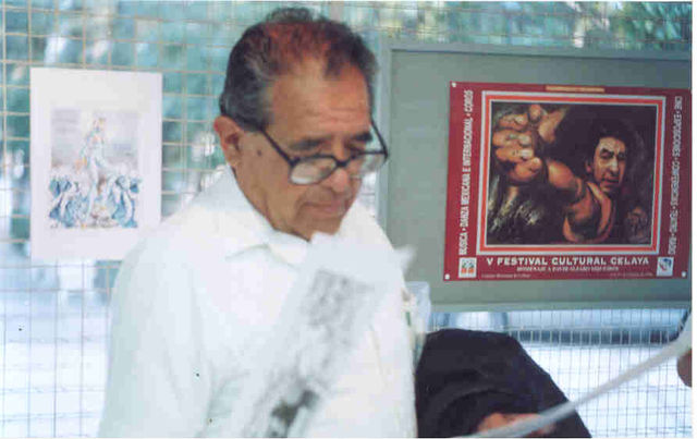 El Maestro Juan Alba revisando el trabajo de los historietistas locales